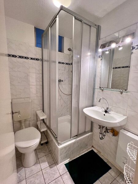 Badezimmer mit Dusche