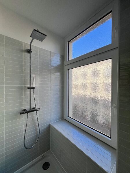 großzügiger Duschbereich