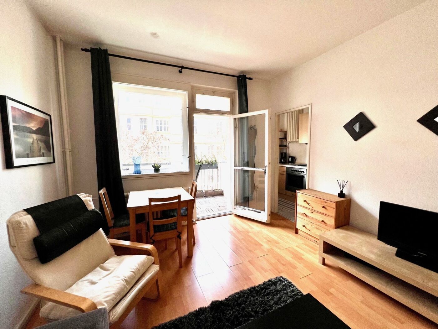 Wohnraum mit Blick in die Küche